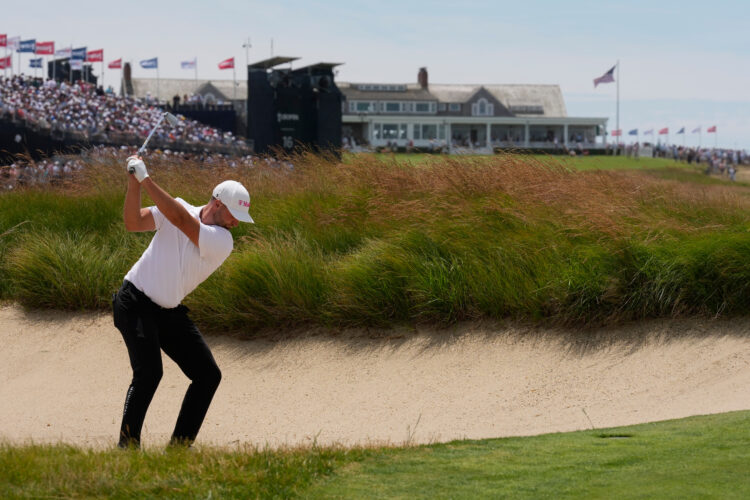 Clark builds 4-shot lead at Shinnecock